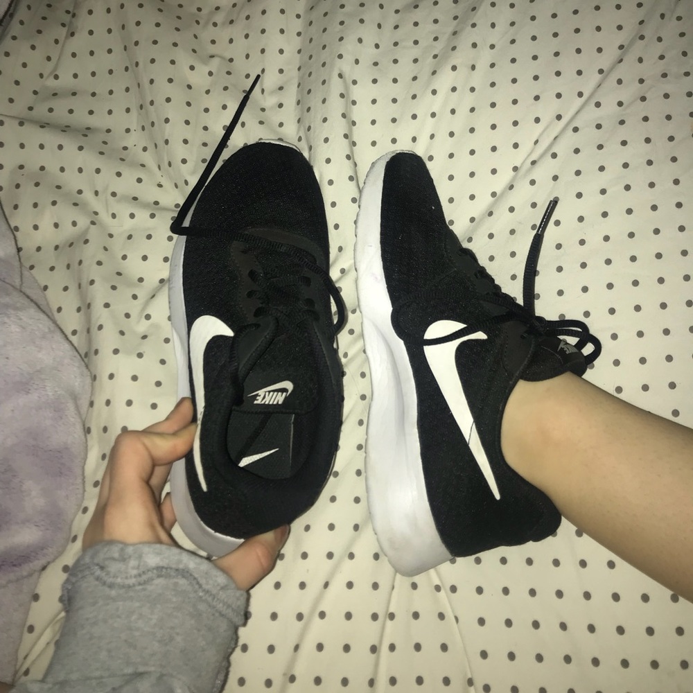 Black womens nike tennis shoes